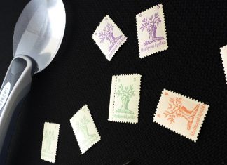 Wert und Verkaufswert von Briefmarken ermitteln Wert von Briefmarken ermitteln - Lupe mit Briefmarken